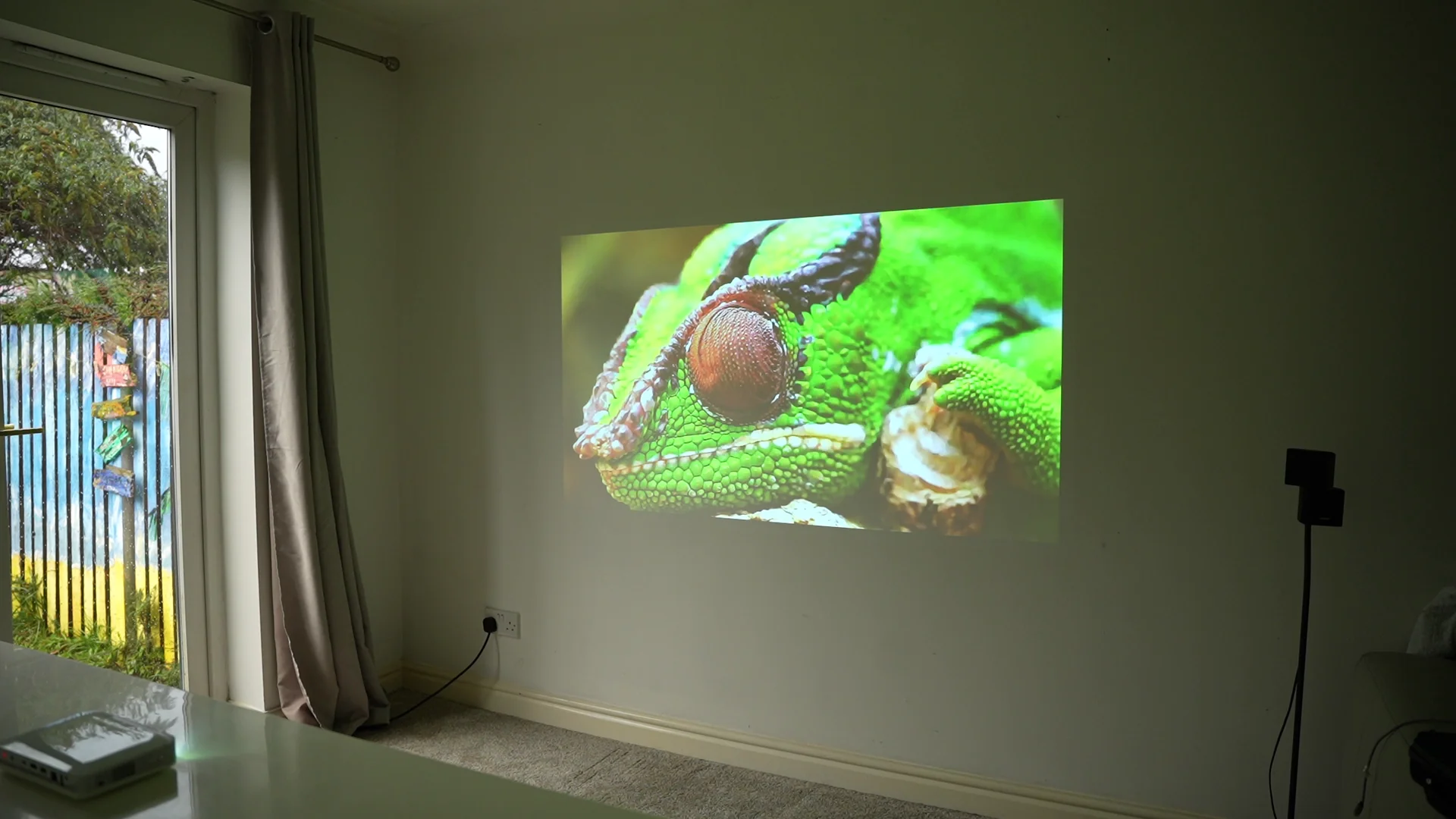 Pico Genie M550 Plus 4.0 Smart Projector (650 lms Full HD Ultra Portable) - Image 4